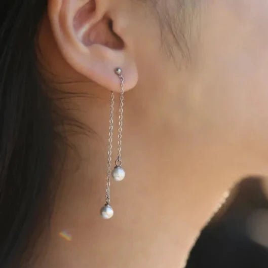 Boucles d'oreilles pendantes à double chaîne avec détails sphériques