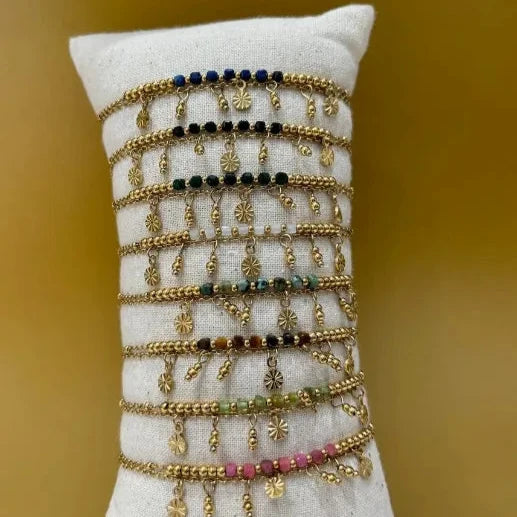 Bracelet double rang avec breloques florales et perles