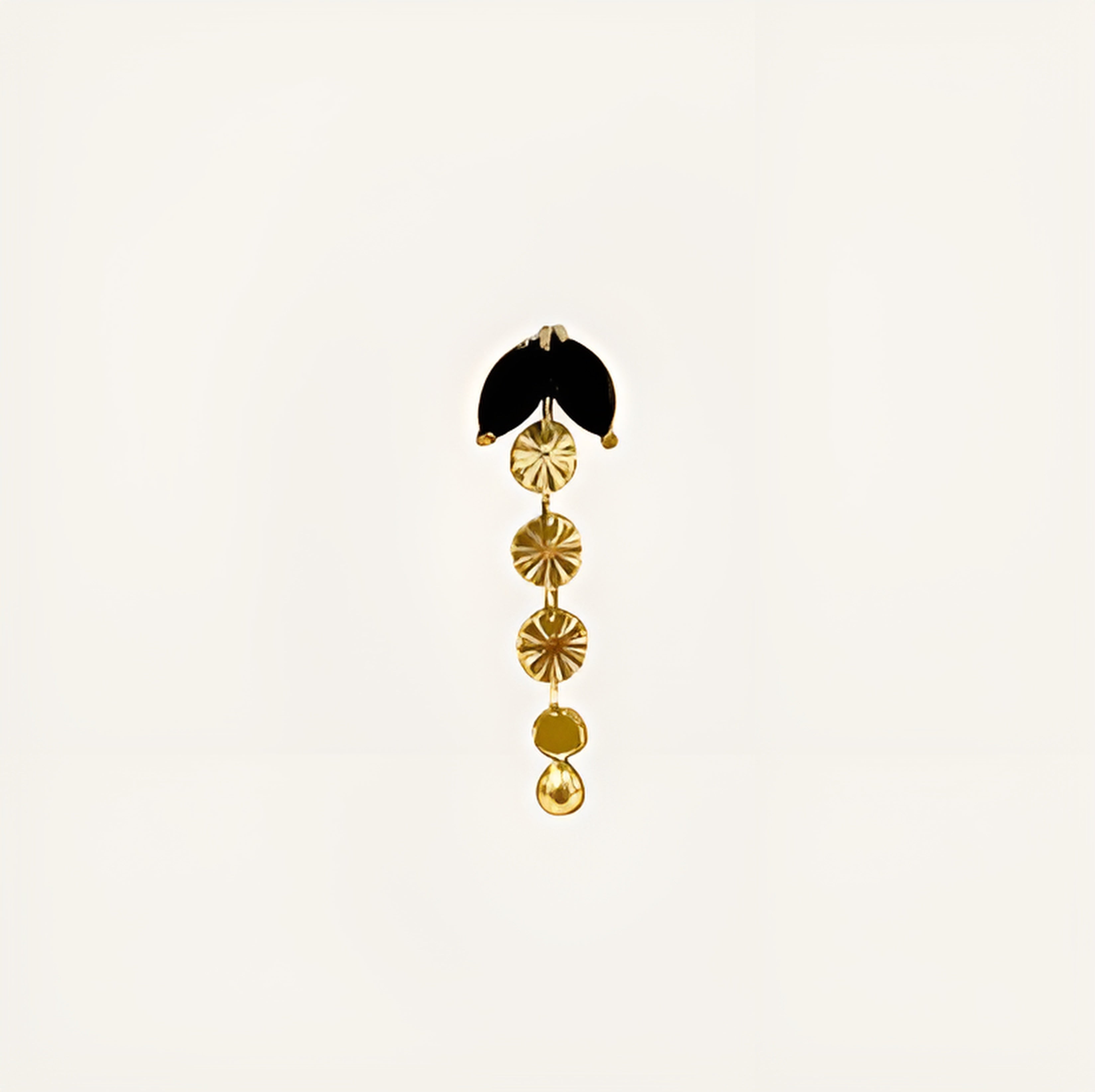 Boucles d'oreilles pendantes avec détails en métal gravé