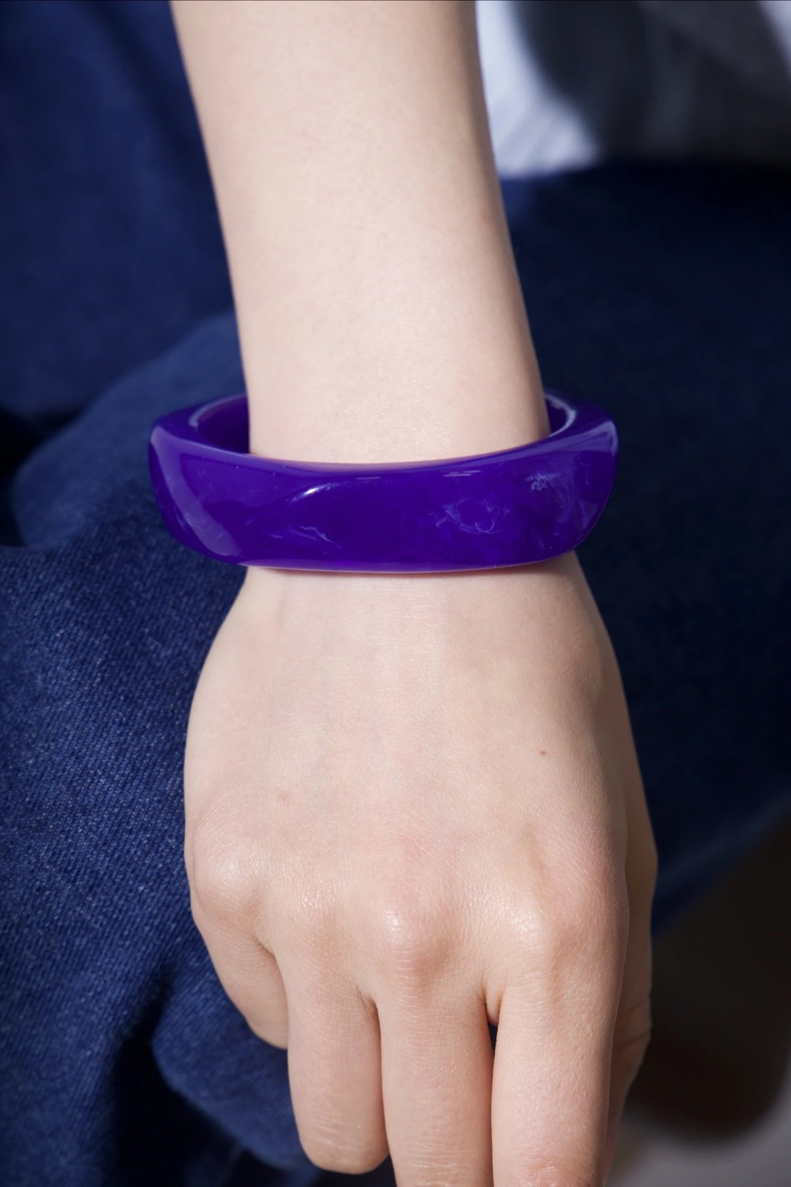 Sculpted resin bracele