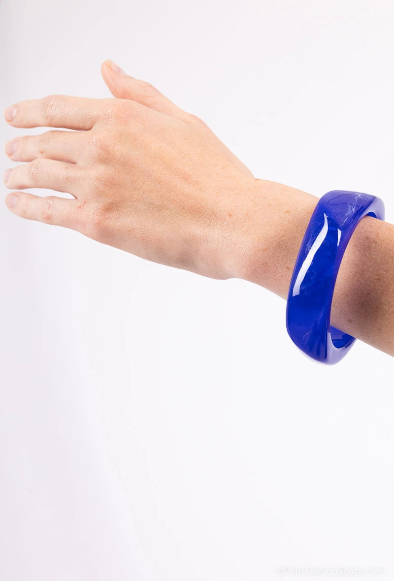 Sculpted resin bracele