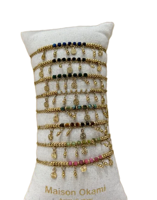 Bracelet double rang avec breloques florales et perles